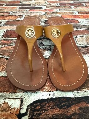 Tory Burch Women’s Tan Patent Leather Small Logo Cameron Thong Wedge Sandals